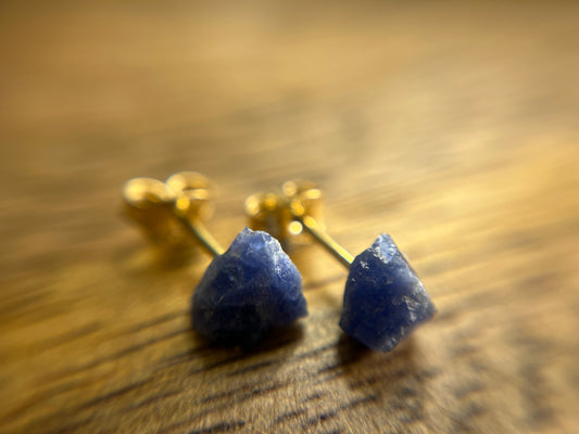 9ct or 18ct Gold Sodalite Stud Earrings, Natural Sodalite Earrings, Raw Crystal Earrings, Raw Sodalite Jewellery, Minimalist Earring Studs