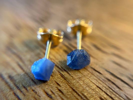9ct or 18ct Gold Sapphire Stud Earrings, Natural Sapphire Earrings, Raw Crystal Earrings, Raw Sapphire Jewellery, Minimalist Earring Studs