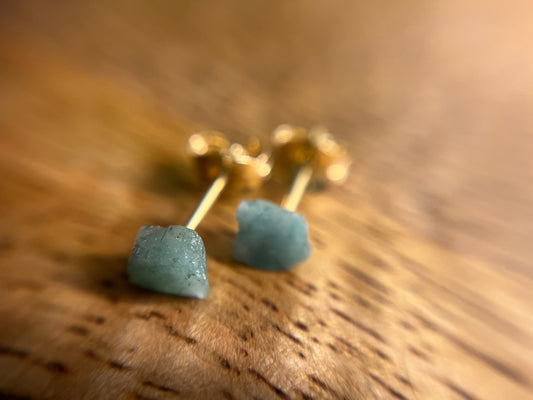 9ct or 18ct Gold Emerald Stud Earrings, Natural Emerald Earrings, Raw Crystal Earrings, Raw Emerald Jewellery, Minimalist Earring Studs