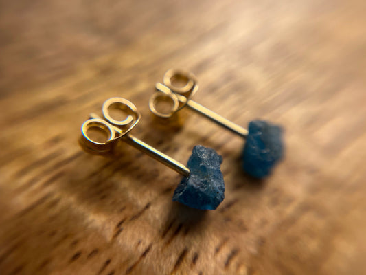 9ct or 18ct Gold Apatite Stud Earrings, Natural Apatite Earrings, Raw Crystal Earrings, Raw Apatite Jewellery, Minimalist Earring Studs